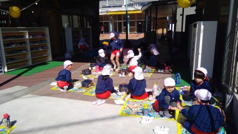 園児たちがピクニックランチを楽しんでいます。３月【年長】ピクニックランチ・外遊び、楽しそうな姿です。