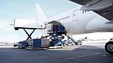 貨物輸送中の飛行機と荷物。ECMSジャパンが運送を行います。