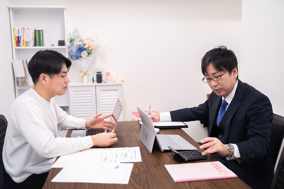 オフィスで男性二人が相談する様子