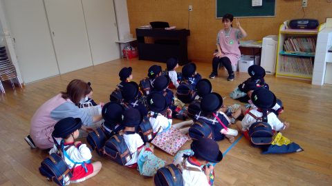 保育士と園児たちがお遊戯中。先生が手招き。１０月【年中】今週の様子、楽しい時間。