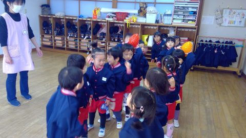保育園の子供達が並んで先生の話を聞いています ３月【年中】体育指導 活気あふれる様子