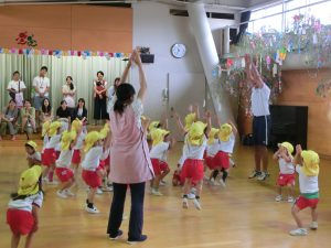 先生と園児たちが体操する様子。入園式。楽しそうな雰囲気。幼稚園のイベント。