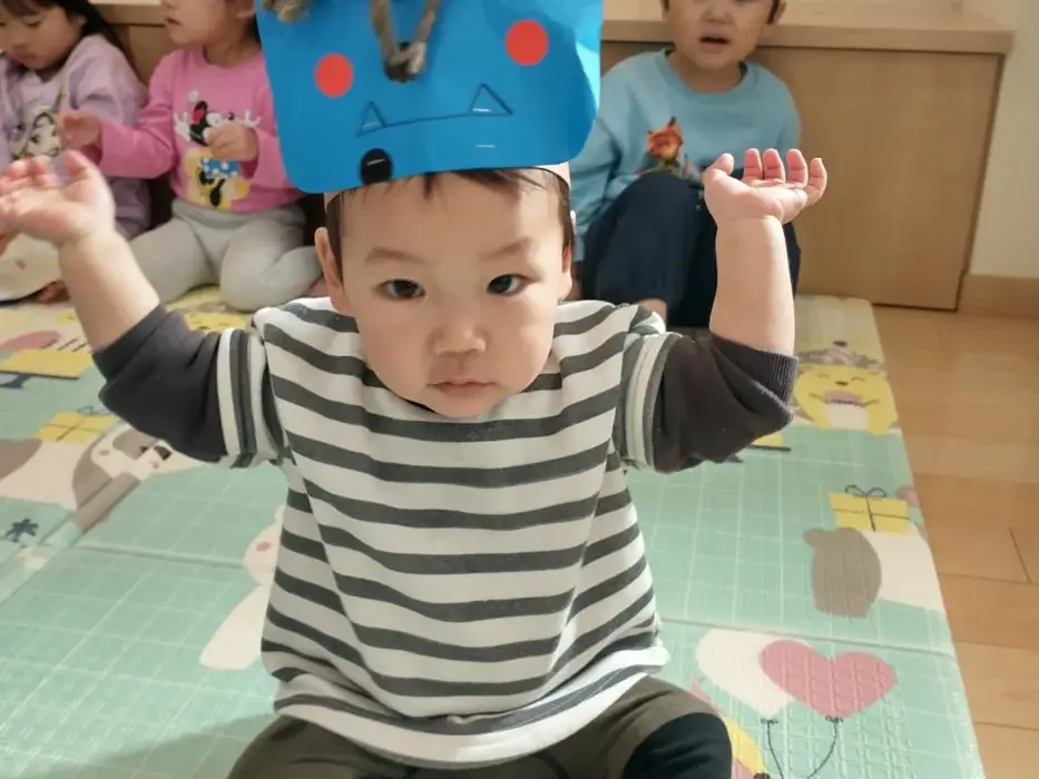 節分の鬼の帽子をかぶった園児
