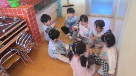 園児たちが円になって遊んでいる様子。12月【年少】今週の様子 子供たちが楽しそうに遊んでいます。