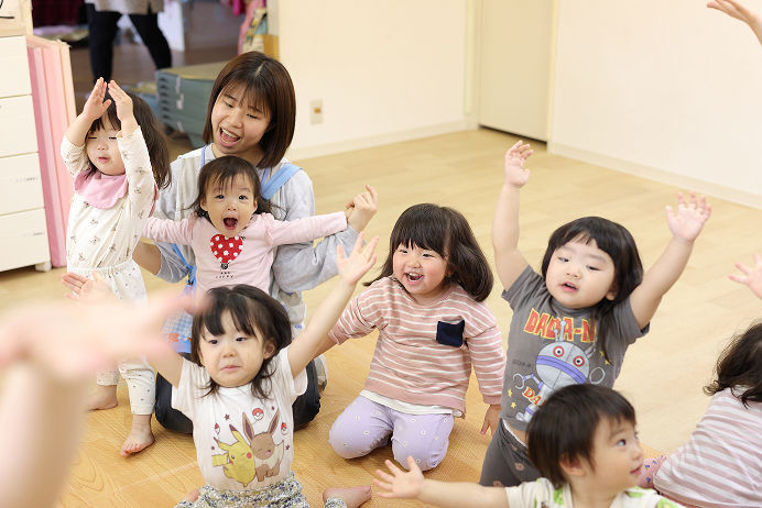 歌っている園児