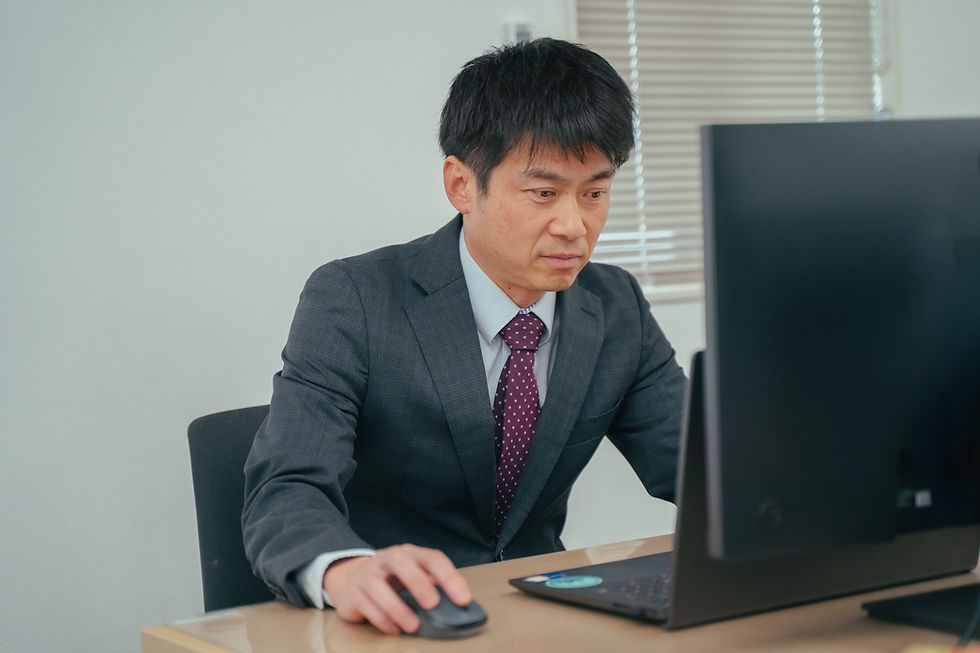 技術総合職の男性がパソコンで作業中
