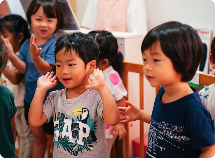 子供たちが手を挙げる様子 GAPのTシャツ姿 マジオブルームキッズ教室の風景