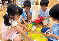 園児が自由遊びをしている