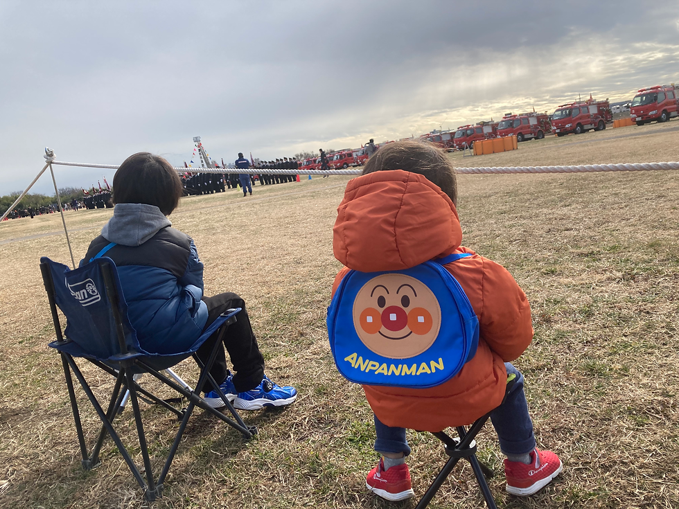 消防車展示を見る子供たち