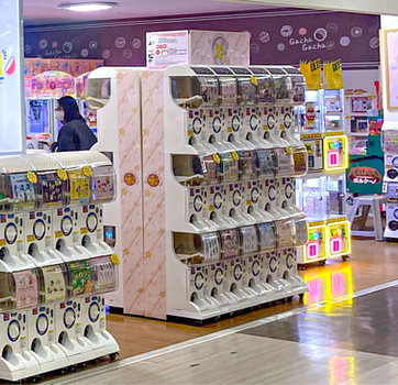 RISE, Gacha Gacha Factory, NESIAの多数のガシャポン機が並ぶ店内