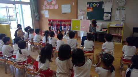 先生が絵本を読み聞かせ、園児たちが集中している様子。8月【年中】今週の様子、楽しい時間です。