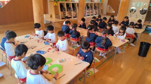 教室で工作をする子供たち。多くの子供たちとテキストはなし。11月【年中】集中している。