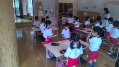 園児たちが太鼓を演奏、12月【年少】 クリスマス会、先生の指導の下、音楽教室で活動中。