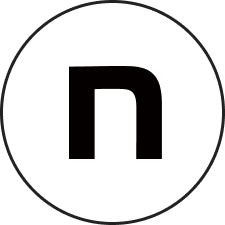 黒い円形の中にアルファベットのnが描かれたロゴマーク