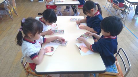 4人の子供たちが机に向かい、絵を描いています。10月【年少々】今週の様子。楽しい幼稚園の活動