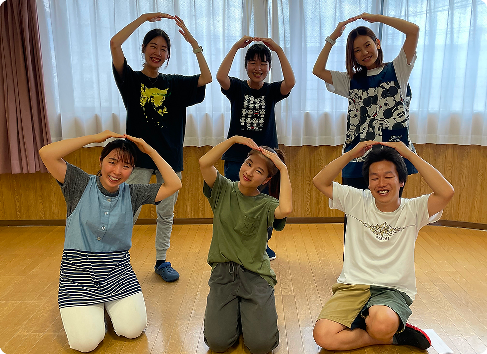 笑顔の職員6名、OKサイン
