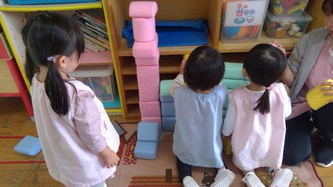 保育園の子供達が積み木遊びをしています。 5月【年少々】今週の様子 子供たちは楽しそうです。