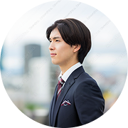 スーツを着た男性の横顔