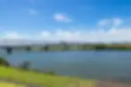 青空と川、鉄橋、そして遠くの街並み