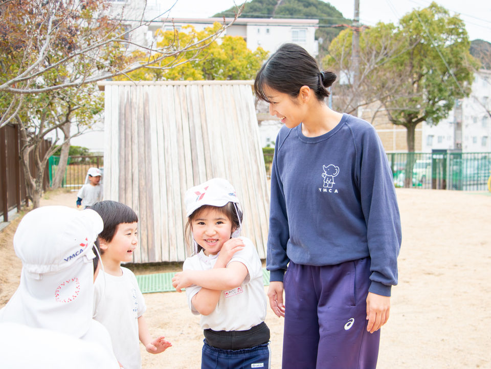 子供と先生が笑顔でいる様子