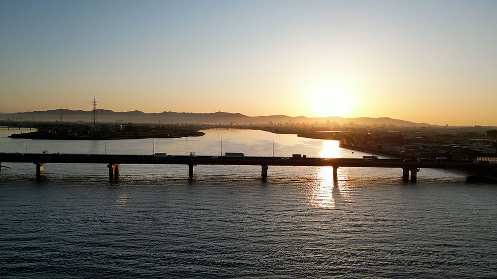 夕日に輝く水面と橋