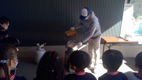 先生が何かを注いでいる様子。
子供達が見学中。1月【年長】今週の様子