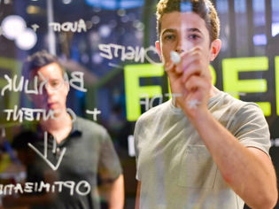 銀行・証券・保険業にサービスデザインが求められる理由とそのステップ