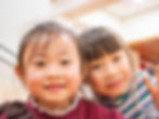 子供が笑顔でいる様子