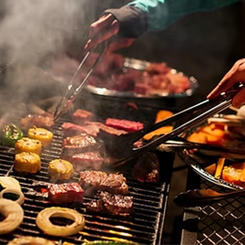 ライジングフィールド軽井沢でBBQを楽しむ様子