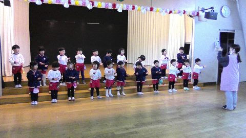 園児たちがステージで歌を披露、先生が指揮。11月【年長】今週の様子、発表会に向けて練習中。