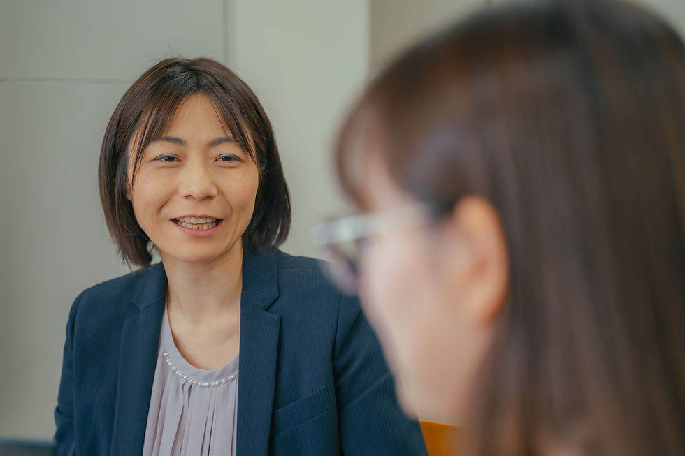 笑顔のビジネスウーマンが同僚と会話を楽しんでいる