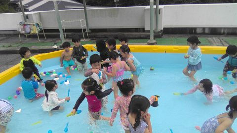 子供たちがプールで遊んでいます。12月【年中】今週の様子 プール遊びを楽しむ子供たち。