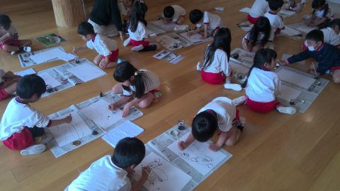 園児たちが絵を描いています。3月【年長】ピクニックランチ・外遊び、集中して制作活動に取り組んでいます。