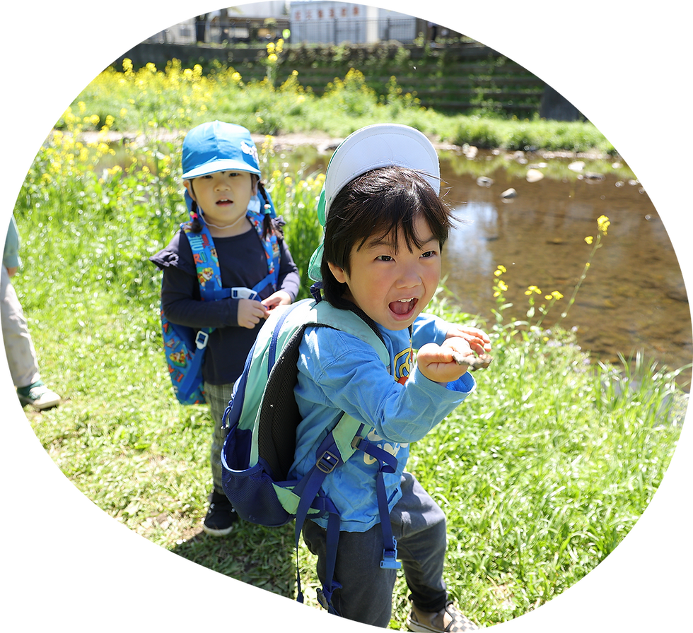 オリンピア保育園の子供たちが自然の中で遊ぶ様子