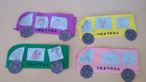 四色のバスの工作、窓に絵が描かれています「つだようちえん」の文字 7月【年少々】今週の様子
