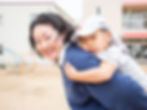 子供と先生が笑顔でいる様子