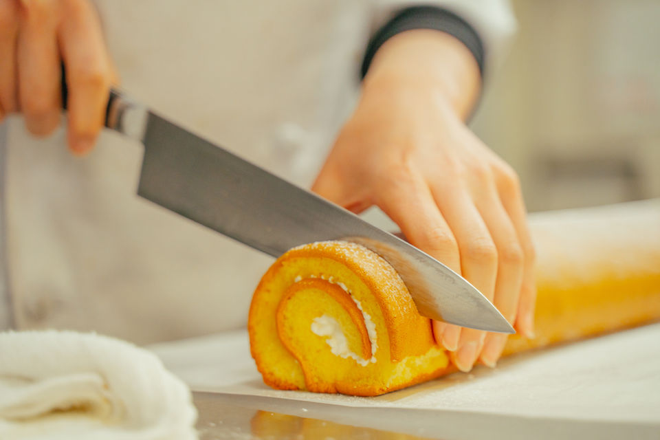 シェフがロールケーキを切る