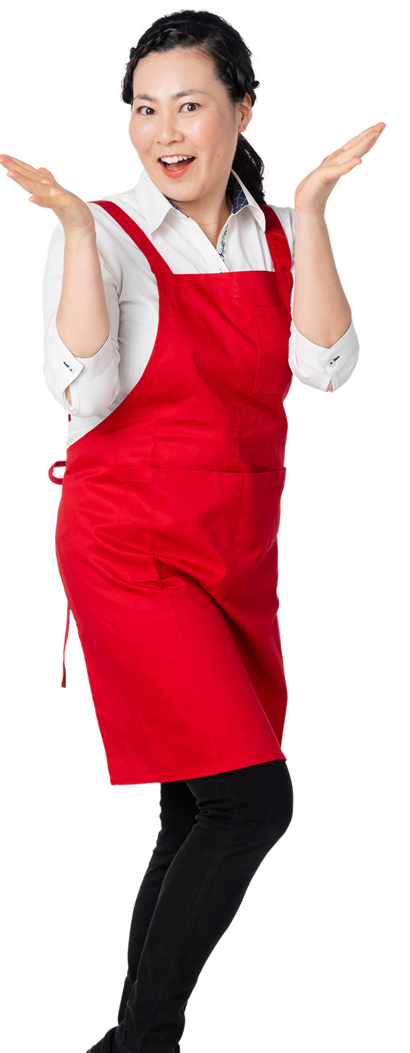赤いエプロンを着て笑顔で両手を広げる女性
