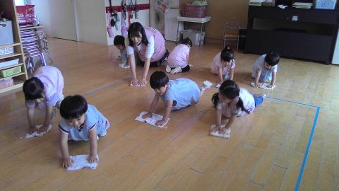 子供たちが雑巾がけをする様子。先生も見守る。6月【年中】今週の様子。楽しい時間。