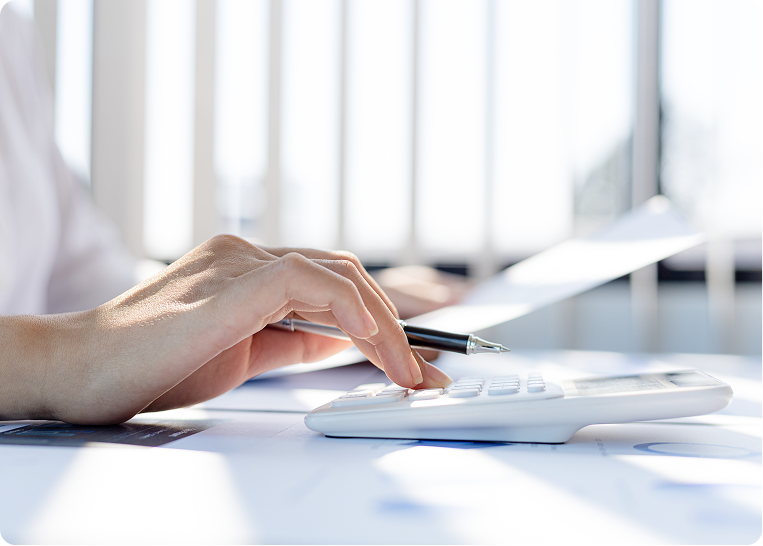 電卓で計算する手と書類