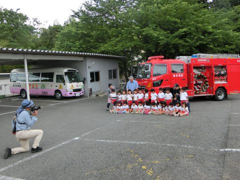 消防車と子供たち、写真撮影中、幼稚園バス、7月のお誕生日会、消防士、記念写真