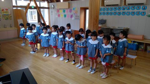 保育園の子供達が整列し挨拶しています 5月【年少】今週の様子 綺麗な園舎で元気に活動