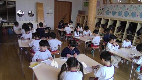 園児たちが机に向かい何かを描いています。１１月【年長】今週の様子。集中している様子です。