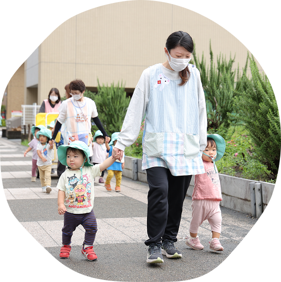 散歩をする園児