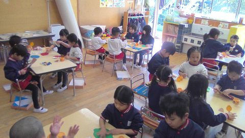 保育園の子供達が工作。机を囲んで作業中。11月【年中】今週の様子です。楽しそうですね。
