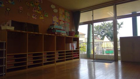 保育園の教室の風景、窓から見える景色、整理整頓された棚。3月【年長】ピクニックランチ・外遊び。