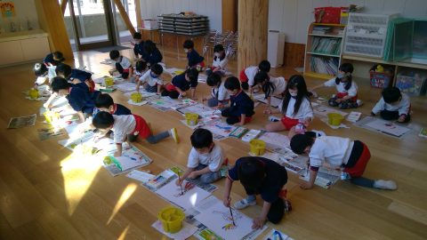 子供たちが絵を描いている様子 7月【年少】大掃除 床に座って絵を描く活動の様子