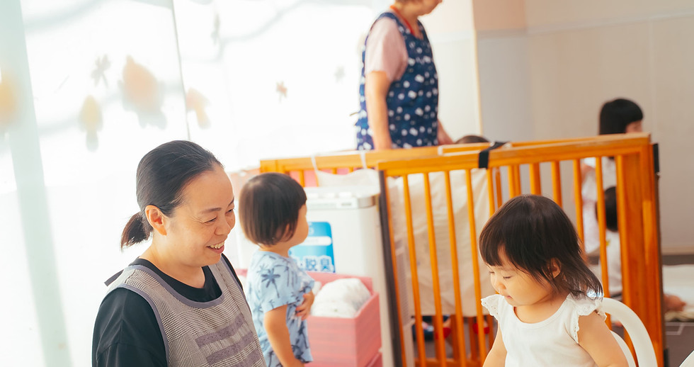 保育士と子供たち、笑顔で遊ぶ様子。 先生の１日 楽しそうな保育園の風景、マジオブルームキッズ。