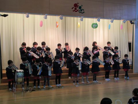 子供たちが演奏する音楽会。全員で楽器を演奏。年少組 散歩。楽しい音楽会。