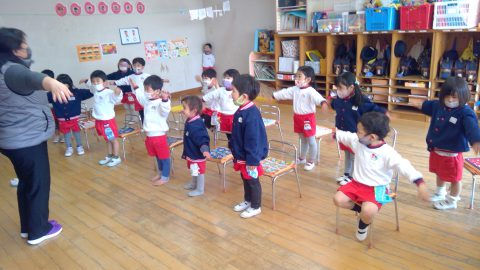 先生と子供たちが体操しています。12月【年少】大掃除。保育園の教室で健康維持活動。